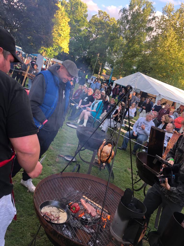 Great to see <a href="/ChefTomKerridge/">Tom Kerridge</a> at the Fire Pit <a href="/Pubinthepark_/">Pub in the Park</a> Marlow 🙌🔥