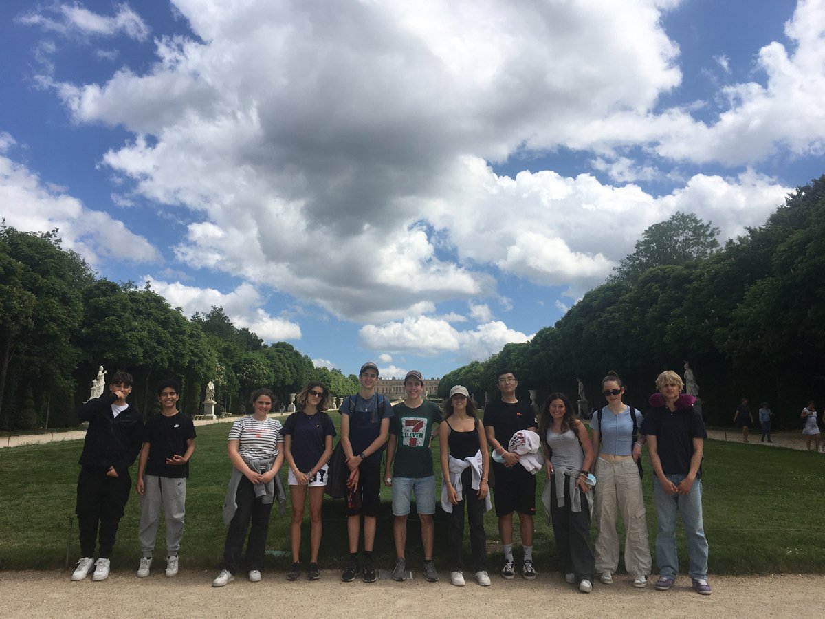 craigs_simon's tweet photo. In the sun with the Sun King 🌞, Versailles  #MSlearns #Loire2022 #MS_ISB https://t.co/7bbYQlmffr