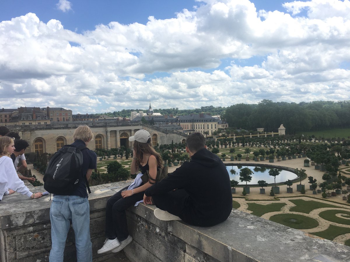 craigs_simon's tweet photo. In the sun with the Sun King 🌞, Versailles  #MSlearns #Loire2022 #MS_ISB https://t.co/7bbYQlmffr
