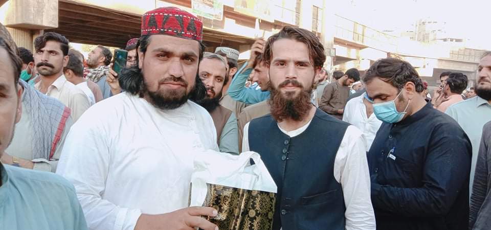 This was the time when I gave a gift to Qazi Tahir Mehsud to deliver it to the great leader @ManzoorPashteen, later this trust reached Manzoor Pashteen.
But today innocent @QTahirMsd is in jail for the survival of the nation.
#WeMetOnTwitter #ReleasePTMActivists @HabibJanTaree10