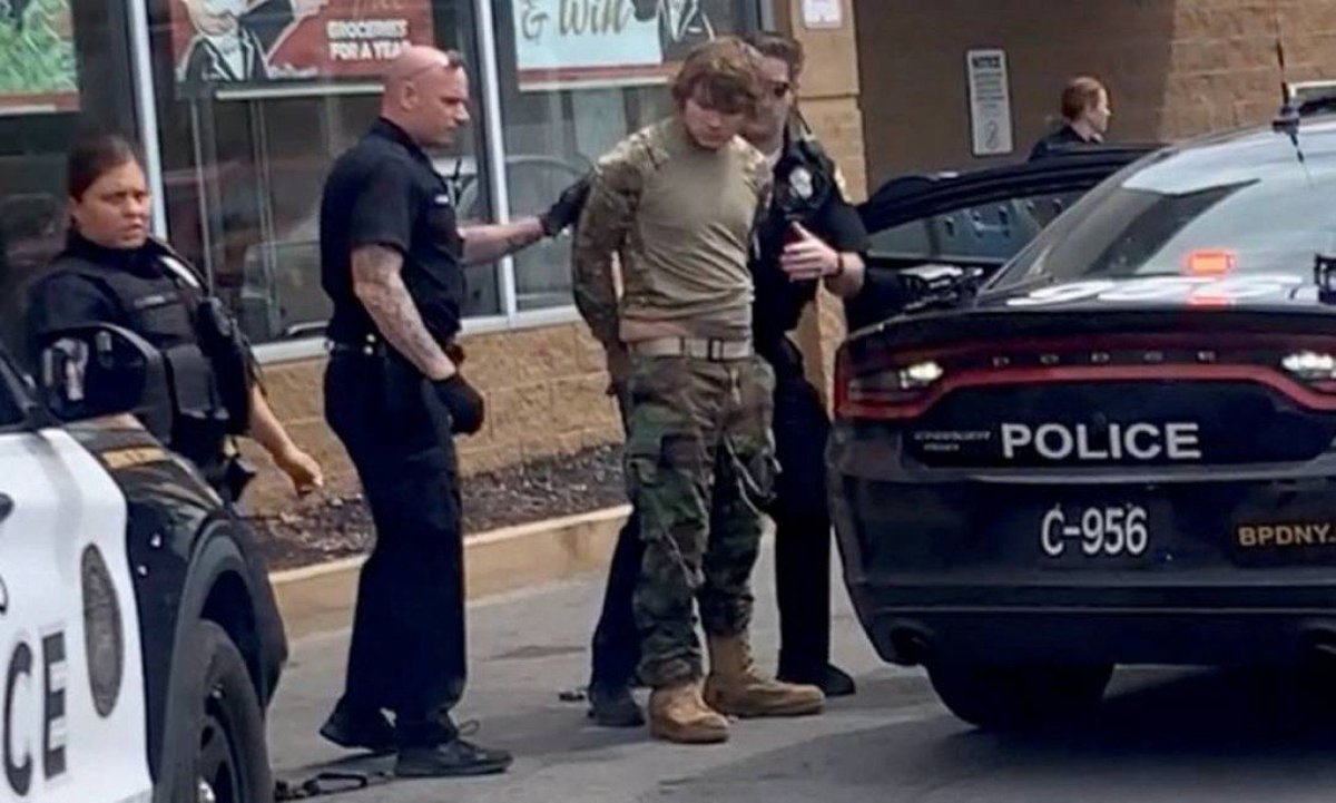 O ataque de Buffalo deixou 10 mortos e feriu mais três pessoas. Teve apenas um único perpetrador no local, Payton S. Gendron, um adolescente de 18 anos que sequer morava em Buffalo, tendo se deslocado mais de 320km. Gendron foi preso pela polícia (+)