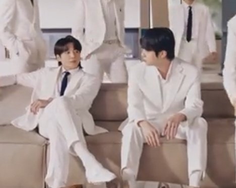 Jeon_yora_7's tweet photo. @Coway_Global @BTS_twt I was confused 😃 #jungkookmullet #jinkook https://t.co/UgKxwrjRJo