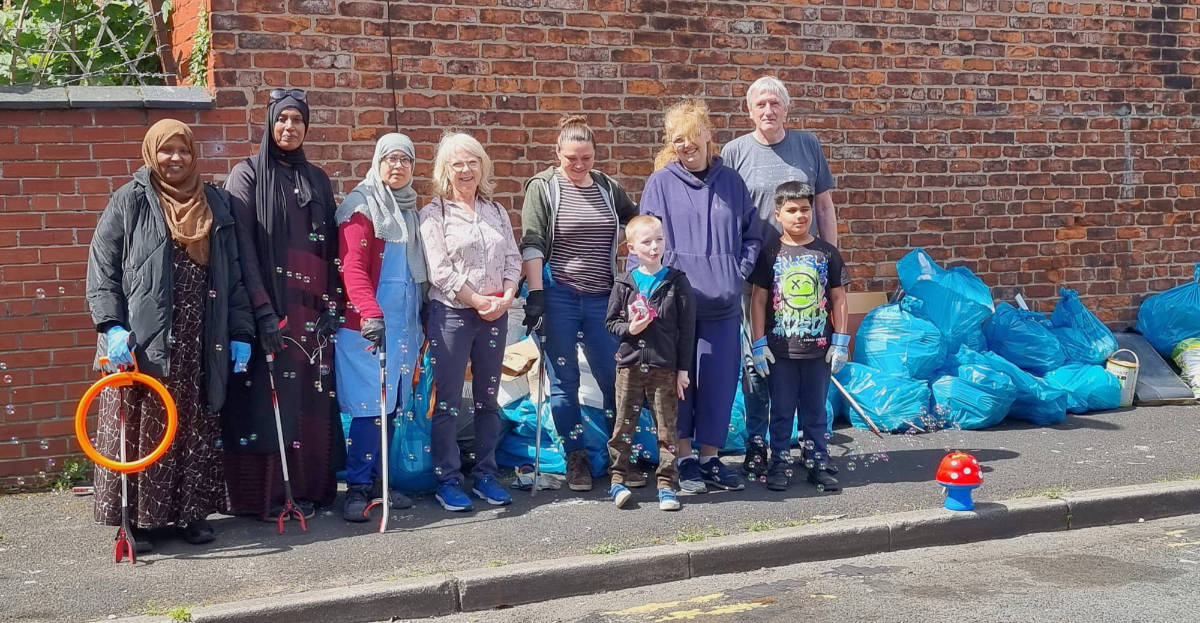 Litter-picking in the sunshine on Saturday. #LoveWhereULive #KeepManchesterTidy #GoodNeighbours m13groves.org/news/litter-pi…