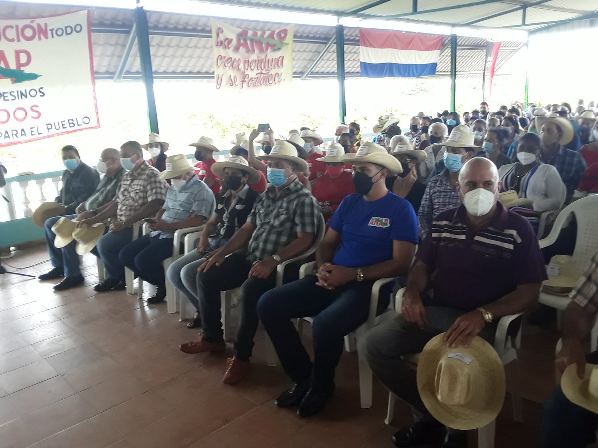 AlayAriel1's tweet photo. #ANAPCuba #CubaViveYProduce. El campesinado espirituano comprometido con su pueblo y con la #Revolución cubana. https://t.co/XC60x6G0Vd