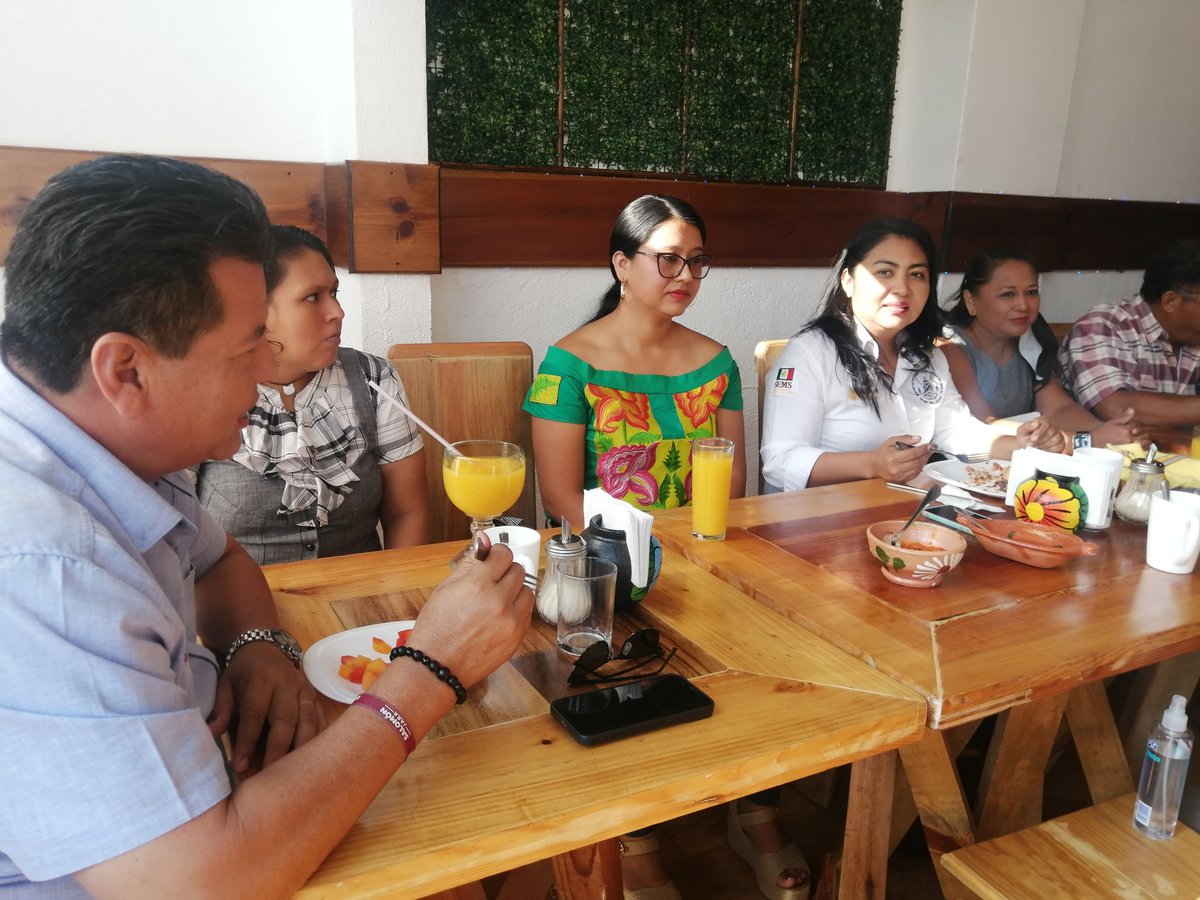 GobMpalSc's tweet photo. Desayunando con los maestros en su día. https://t.co/RO6ci8MsT9