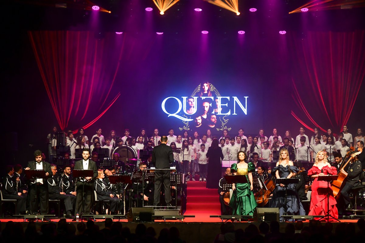 ukinportugal's tweet photo. 👏Um belíssimo concerto, ontem, no Coliseu de Lisboa. Ópera Spectacular fez um magnífico tributo à mítica banda britânica Queen, com apoio da nossa Embaixada. E vai repetir-se dia 29 de maio no Coliseu do Porto 🎸🎶🎤
#UKinPortugal #GREATmusic https://t.co/czrglGPCw0