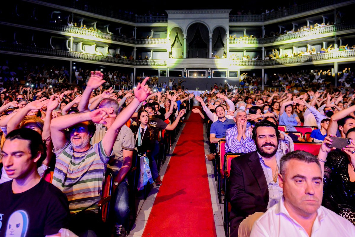ukinportugal's tweet photo. 👏Um belíssimo concerto, ontem, no Coliseu de Lisboa. Ópera Spectacular fez um magnífico tributo à mítica banda britânica Queen, com apoio da nossa Embaixada. E vai repetir-se dia 29 de maio no Coliseu do Porto 🎸🎶🎤
#UKinPortugal #GREATmusic https://t.co/czrglGPCw0