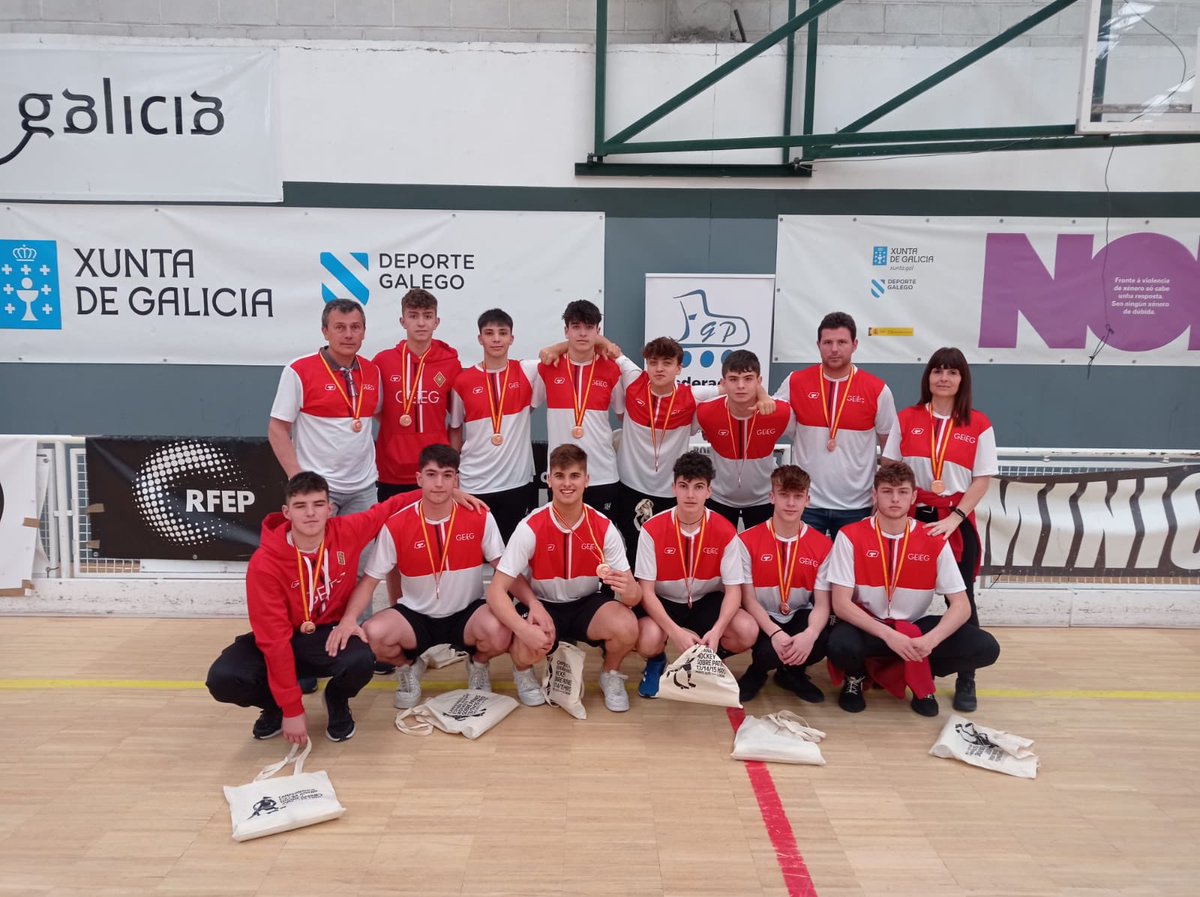 fcayuelalopez's tweet photo. El nostre juvenil A d’hoquei ha quedat tercer en el Campionat d’Espanya celebrat aquest passat cap de setmana a Galícia. Heu fet una temporada magníficia! Felicitats jugadors, delegat, delegada, Nino i a tota la secció. https://t.co/kERK5XHH3O