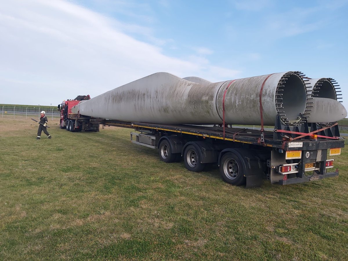 Mooi nieuwtje van het OWIC #offshorewind project! Daar krijgen afgeschreven rotorbladen een tweede leven bij Droneport #Eemshaven. Ze worden gebruikt voor drone inspectie en rotorblad reparatie trainingen. Deze maandag zijn ze afgeleverd. Een indrukwekkend gezicht. <a href="/PureEnergieNL/">Pure Energie</a>