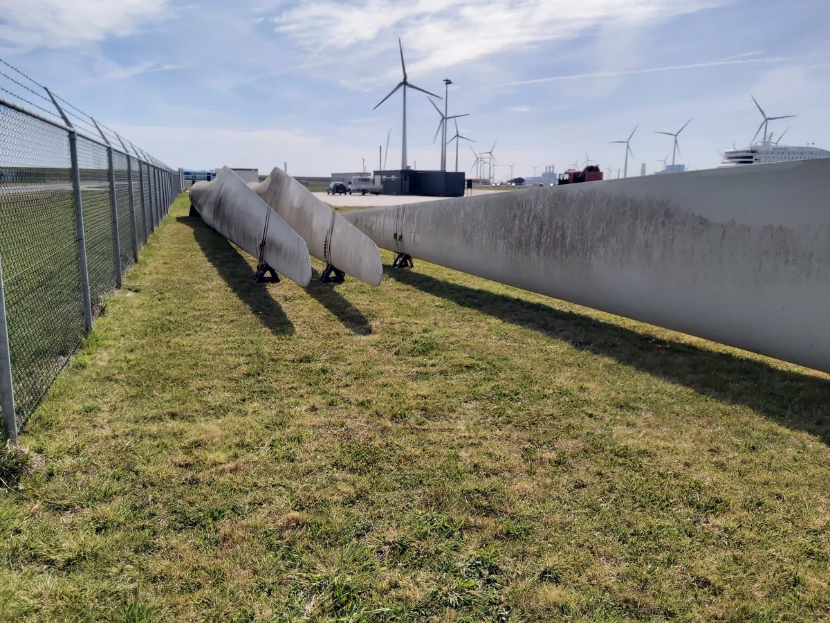 TCNN_info's tweet photo. Mooi nieuwtje van het OWIC #offshorewind project! Daar krijgen afgeschreven rotorbladen een tweede leven bij Droneport #Eemshaven. Ze worden gebruikt voor drone inspectie en rotorblad reparatie trainingen. Deze maandag zijn ze afgeleverd. Een indrukwekkend gezicht. @PureEnergieNL https://t.co/41scgYCWmj