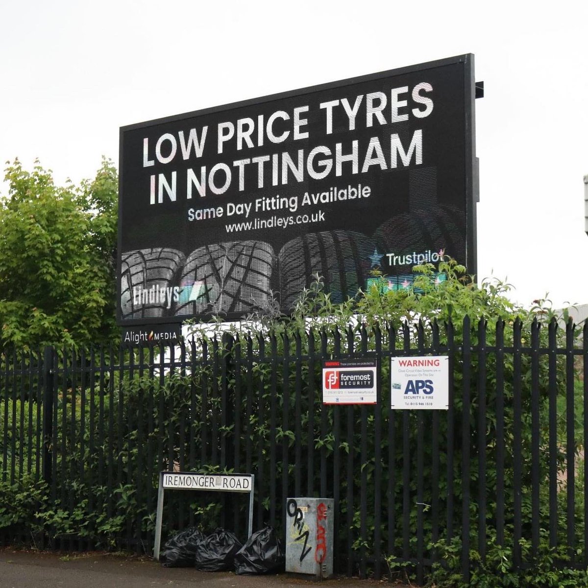 lindleysautos's tweet photo. Have you seen our 𝗡𝗘𝗪 𝗟𝗘𝗗 advertising boards around Nottingham?! 👀

Keep your eyes peeled for our new advertising boards at Meadow Lane &amp; Lower Parliament Street. Don’t they look good! 😍

#lindleys #notts #nottingham #advertising #tyres #cars https://t.co/mAOOUsxWom