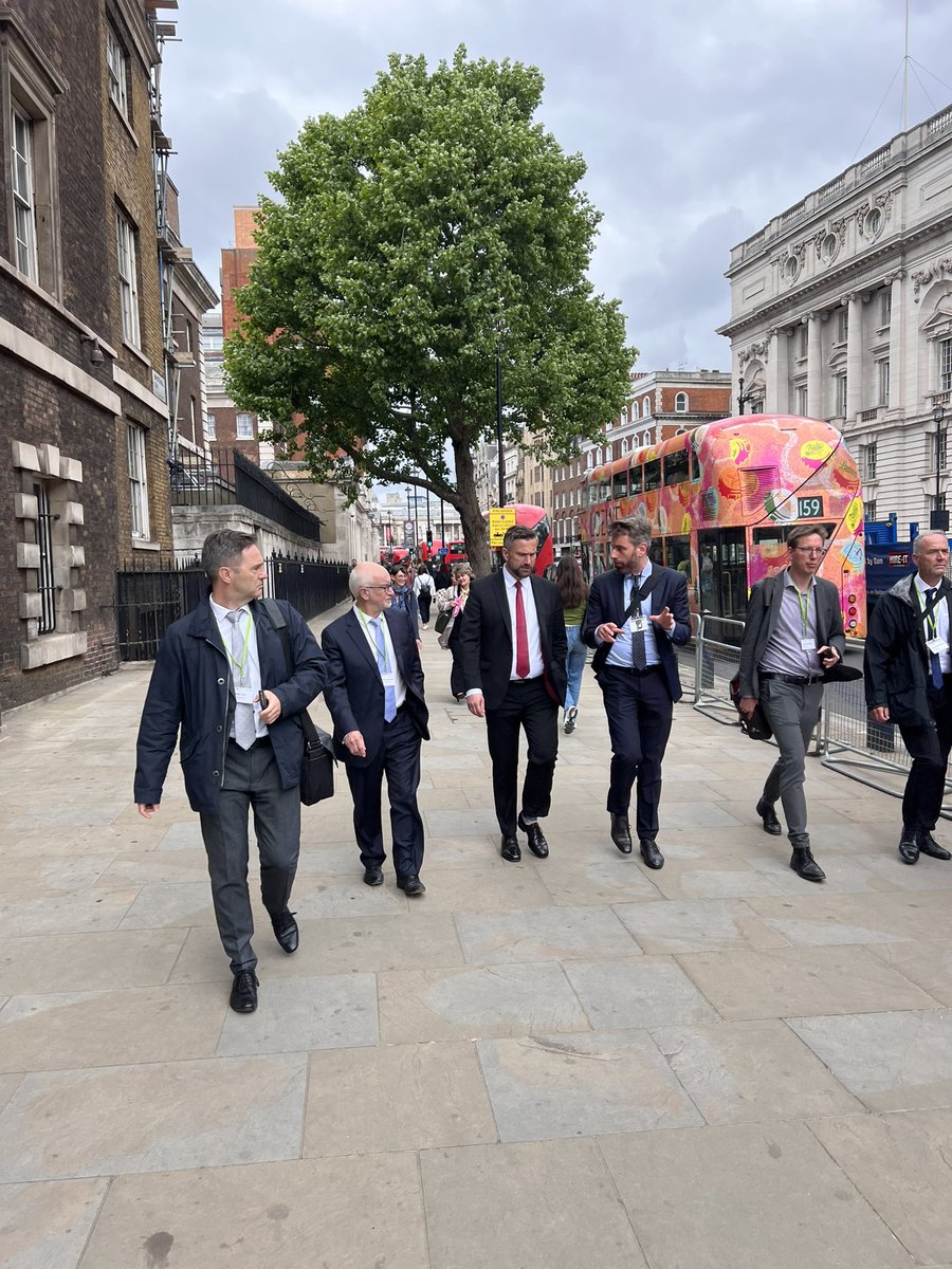 Stephen Doughty, Schattenminister für Europa und Amerika in #UK, tauschte sich mit @MartinDulig in London über die Folgen des Krieges in der #Ukraine aus. U.a. ging’s um Energieunabhängigkeit von Russland, steigende Inflation - weitere Themen: Brexit &amp; Zusammenarbeit mit Sachsen.