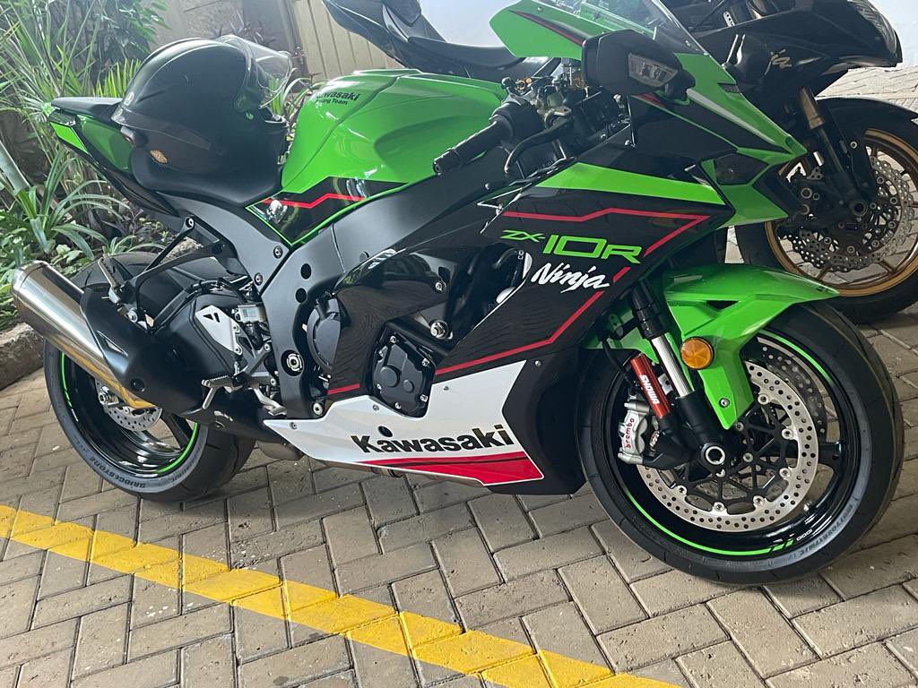 _Mohkay's tweet photo. Yhoooo

Introducing the only 2021 Kawasaki ZX10R Zero mileage in the 254/East Africa🔥🔥🇰🇪

300km/hr Top speed and a Gear one Max at 119km/hr🔥(It’s 6 Gear btw) 

The price tag?
Small Ksh 4m for this bad boy (You have to import one tho this already has an owner😅)
#BikerspaceKe https://t.co/Y7MmcGiE8z