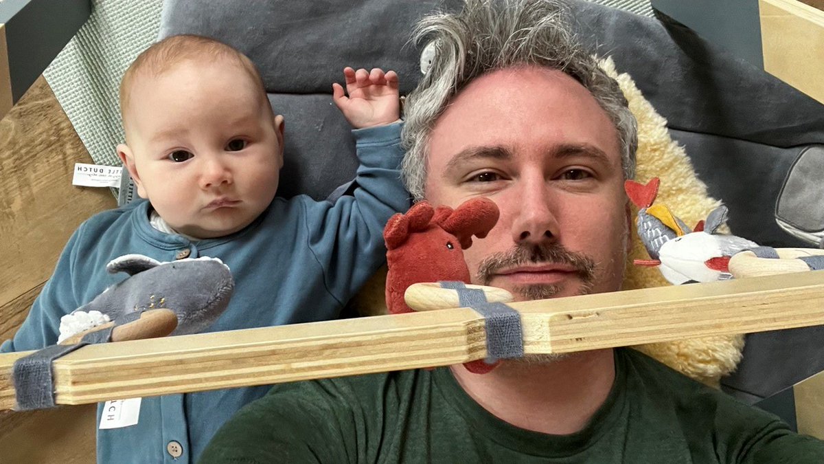 coldplasmatech's tweet photo. #WorkingDad. Carsten und Kilian sind ganz schön beschäftigt. Gechilltes #cpt Doppel: Office, Kongress-Besuch, Tagung vorbereiten... zwischendurch ein "Power-Napp" #DrCarstenMahrenholz ist nicht nur ein cooler Chef - sondern auch ein cooler Dad. 
#coldplasmatech #wundbehandlung https://t.co/aYxhLBxI51
