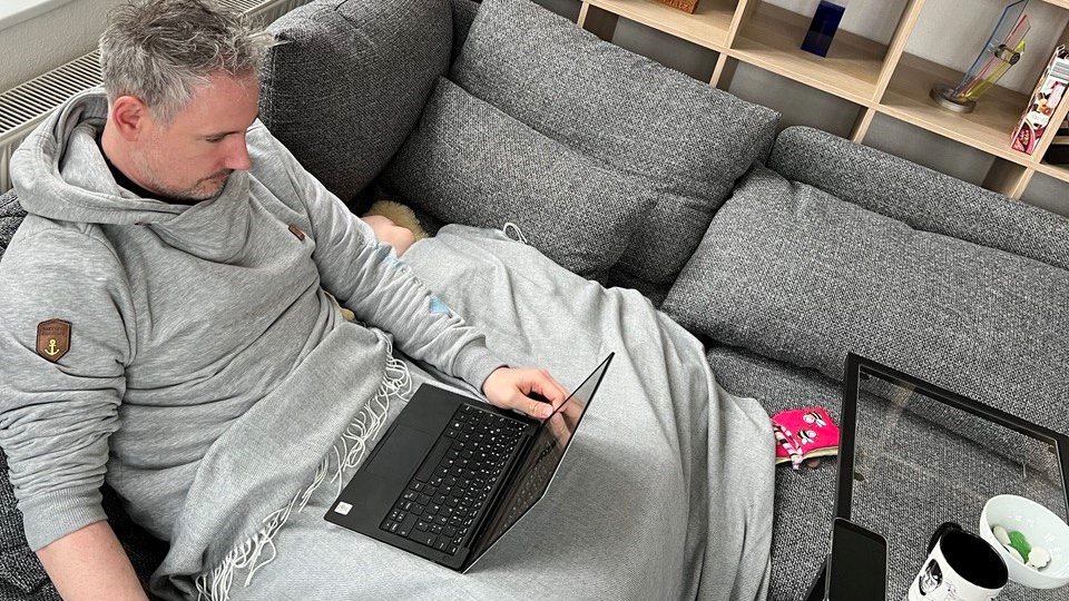 coldplasmatech's tweet photo. #WorkingDad. Carsten und Kilian sind ganz schön beschäftigt. Gechilltes #cpt Doppel: Office, Kongress-Besuch, Tagung vorbereiten... zwischendurch ein "Power-Napp" #DrCarstenMahrenholz ist nicht nur ein cooler Chef - sondern auch ein cooler Dad. 
#coldplasmatech #wundbehandlung https://t.co/aYxhLBxI51