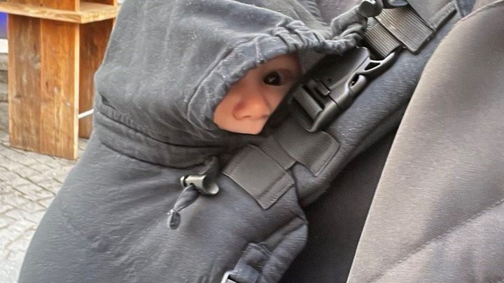 coldplasmatech's tweet photo. #WorkingDad. Carsten und Kilian sind ganz schön beschäftigt. Gechilltes #cpt Doppel: Office, Kongress-Besuch, Tagung vorbereiten... zwischendurch ein "Power-Napp" #DrCarstenMahrenholz ist nicht nur ein cooler Chef - sondern auch ein cooler Dad. 
#coldplasmatech #wundbehandlung https://t.co/aYxhLBxI51