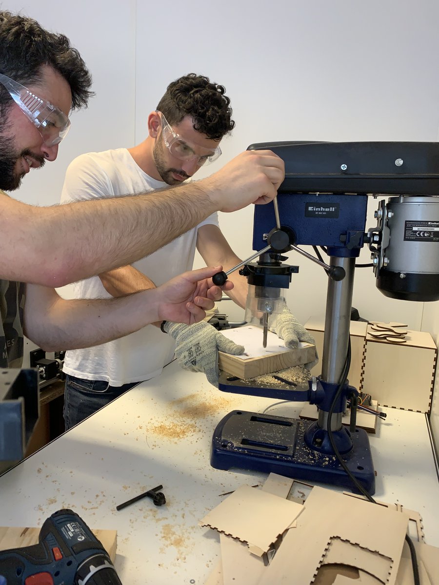 Mathemarium's tweet photo. Suite des après-midi #FormationDoctorale à la diffusion scientifique en maths avec Alex et Benjamin qui travaillent sur leur atelier "Des ficelles et des groupes" qui sera testé en juin au stage #mathc2+.
"Artisans du savoir" prend dans cette formation tout son sens😁 #fablab https://t.co/pJAK4W6kr6