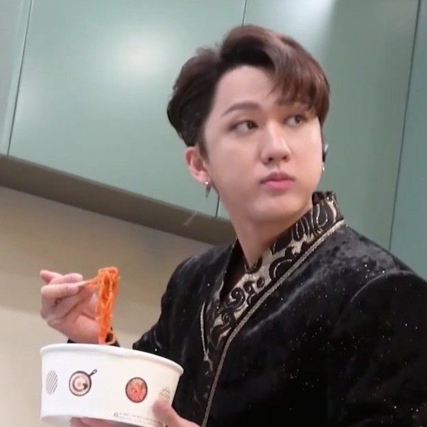 kyubalnom's tweet photo. 왤케 손님 한명도 놓치지 않으려는 
동대문 상인 처럼 밥을 먹음 https://t.co/t5TiJWSqtY