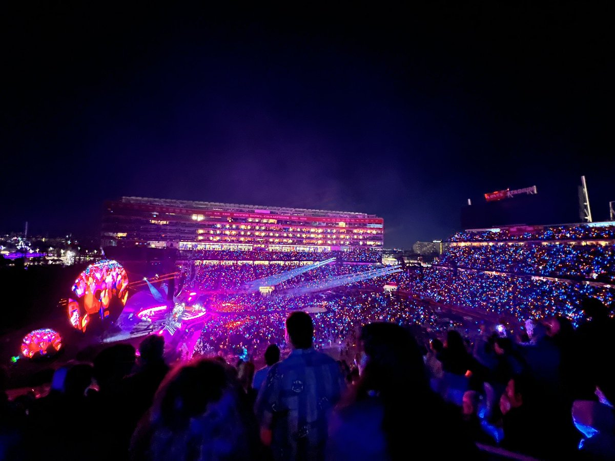 chicsassymom's tweet photo. Thank you, @coldplay ! ❤️🪐 I call it magic when I’m with you!!! #ColdplaySantaClara #Coldplay https://t.co/KhmeIWVjBy