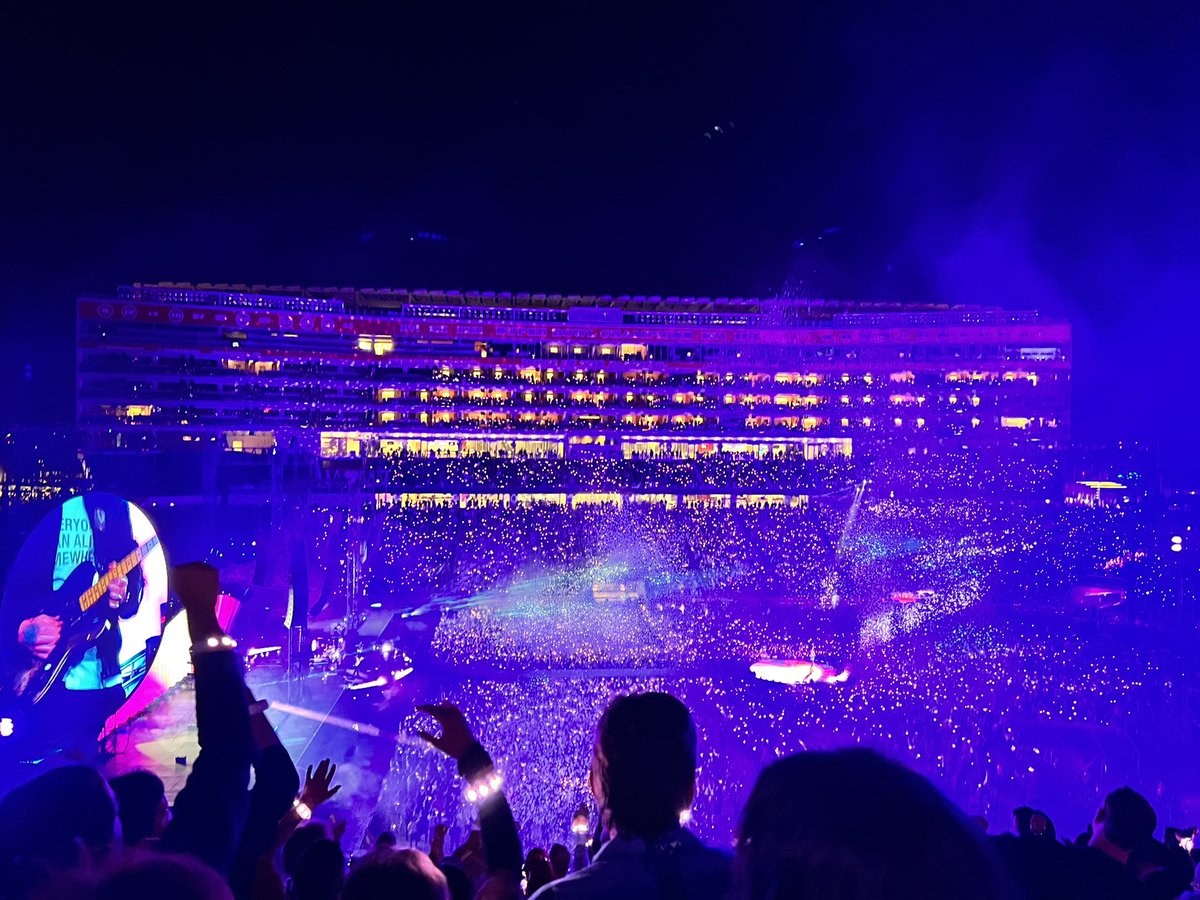 chicsassymom's tweet photo. Thank you, @coldplay ! ❤️🪐 I call it magic when I’m with you!!! #ColdplaySantaClara #Coldplay https://t.co/KhmeIWVjBy