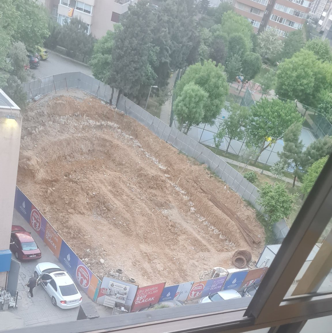 Kadıköy Merdivenköy mahallesindeki yeşil alandaki ağaçlar İBB tarafından kreş inşaatı için kesildi.