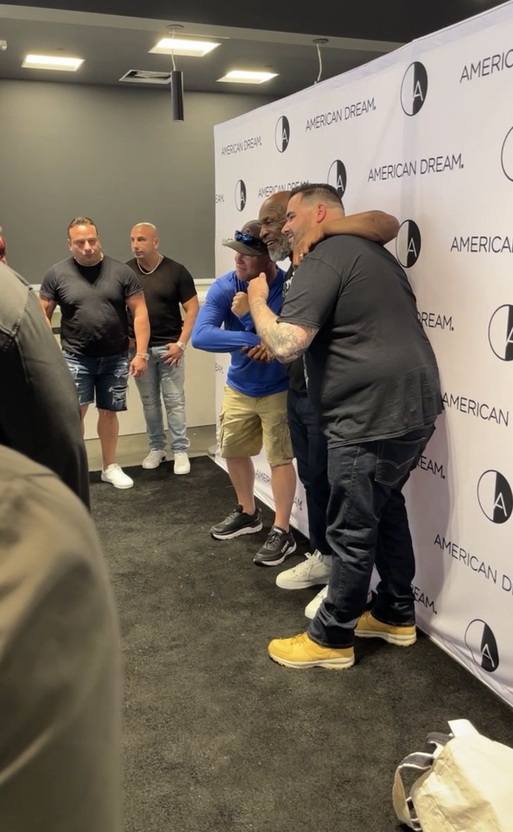 vinnyoliva31's tweet photo. Absolute madness this weekend, Autographfest is finally over!!!
Just a couple pictures don’t do it justice, I think @MikeTyson completely shut the mall down w his ticket lines. With that being said, I’m heading to sleep for a week #Autographfest #AI #BrandonJacobs #MarianoRivera https://t.co/hcDcPt8ofg