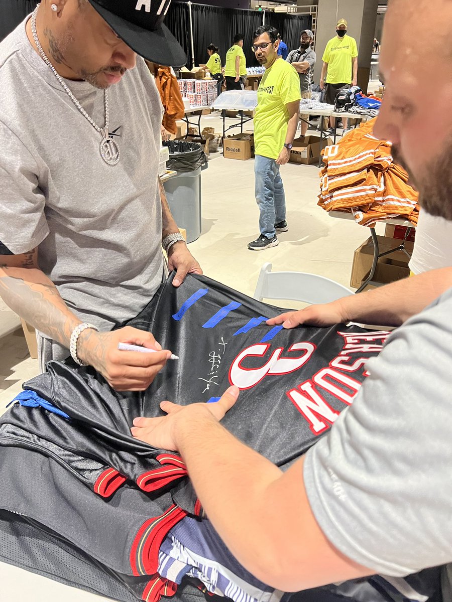 vinnyoliva31's tweet photo. Absolute madness this weekend, Autographfest is finally over!!!
Just a couple pictures don’t do it justice, I think @MikeTyson completely shut the mall down w his ticket lines. With that being said, I’m heading to sleep for a week #Autographfest #AI #BrandonJacobs #MarianoRivera https://t.co/hcDcPt8ofg