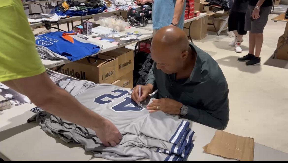 vinnyoliva31's tweet photo. Absolute madness this weekend, Autographfest is finally over!!!
Just a couple pictures don’t do it justice, I think @MikeTyson completely shut the mall down w his ticket lines. With that being said, I’m heading to sleep for a week #Autographfest #AI #BrandonJacobs #MarianoRivera https://t.co/hcDcPt8ofg