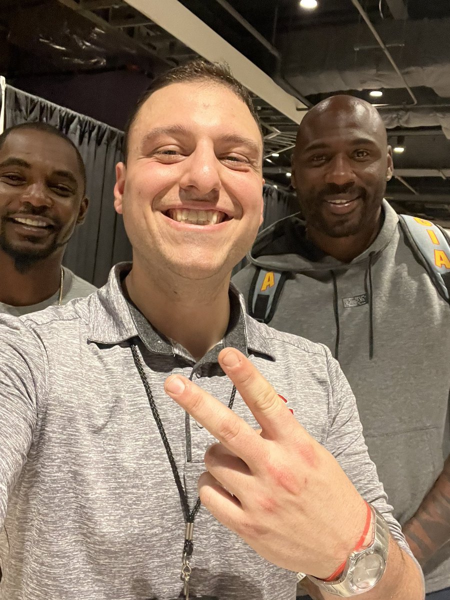 vinnyoliva31's tweet photo. Absolute madness this weekend, Autographfest is finally over!!!
Just a couple pictures don’t do it justice, I think @MikeTyson completely shut the mall down w his ticket lines. With that being said, I’m heading to sleep for a week #Autographfest #AI #BrandonJacobs #MarianoRivera https://t.co/hcDcPt8ofg