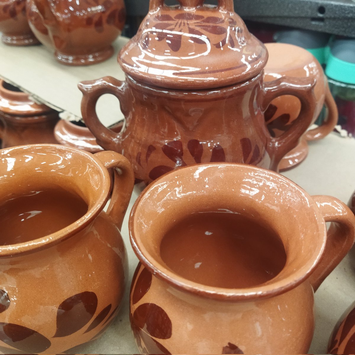 zapopan_local's tweet photo. #FelizLunes Verdad que se te antoja un café de olla en estos Jarritos artesanales ☕ Si apoyas al #ConsuneLocal te los llevas a tu casa y todos los días puedes prepararte tu café con tradición 🤤
.
.
.
#RespaldandoAlBarrio #2022AñoDelConsumeLocal https://t.co/uxP8Z0V57g