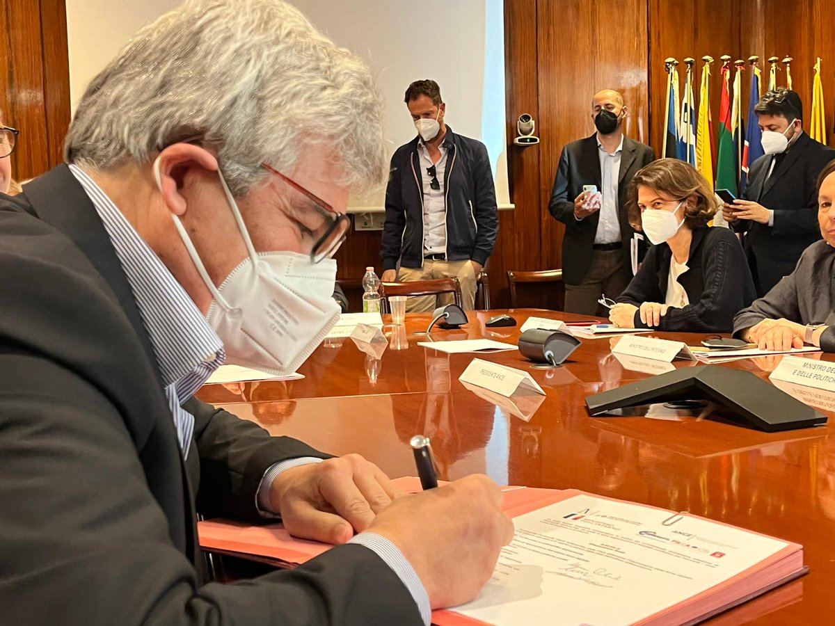 Edilizia: con Ance e ministeri Lavoro e Interno abbiamo firmato protocollo per integrare e valorizzare migranti provenienti da situazioni particolari. Il sistema bilaterale assicurerà loro formazione e sicurezza per lavorare in modo intelligente e regolare
filcacisl.it/sindacato/edil…