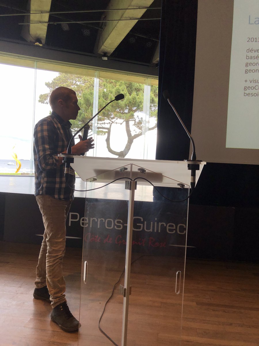 georchestra's tweet photo. H. SQUIVIDANT et M. ROUAN partagent leur expérience sur la mise en place de services WPS servant des résultats d'algorithmes de traitement de #données. Le chantier de rénovation des visualiseurs est presque achevé. #geocom https://t.co/CqOWnr9nEa
