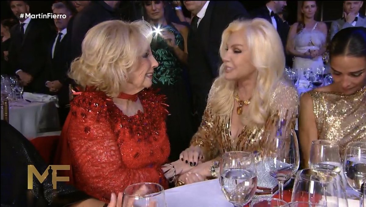 mariandalesio's tweet photo. -Awwwww que tiernas Mirtha y Susana

Mirtha y Susana: que vuelvan los milicos https://t.co/p6Xh67HAzi
