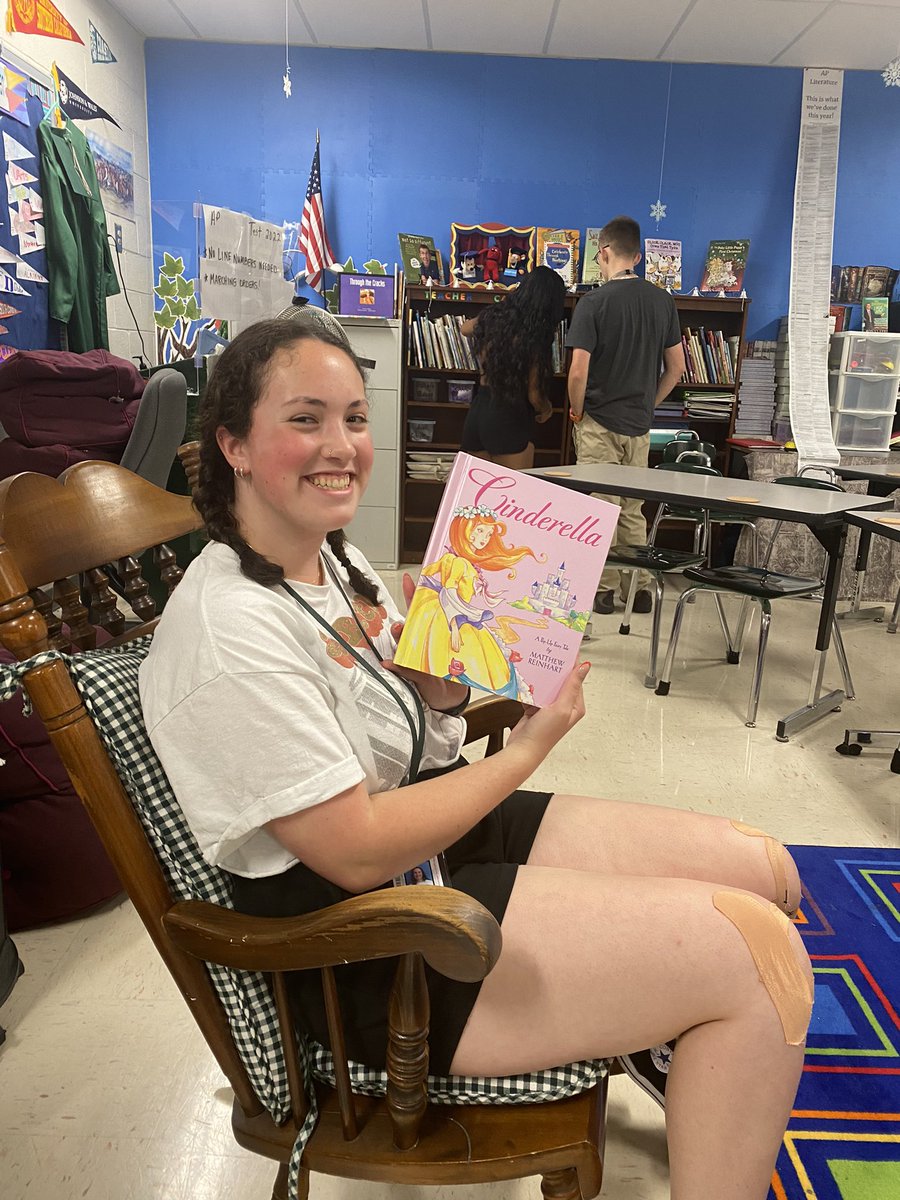 MrsJacksonDFHS's tweet photo. On our last regular day of #aplit @dutchforkhigh my seniors have cookies and celebrate reading. The lesson is that their world of possibilities opened when they learned to read. We bring it #fullcircle by sharing favorite books from childhood. https://t.co/pNE6PkuU6Q