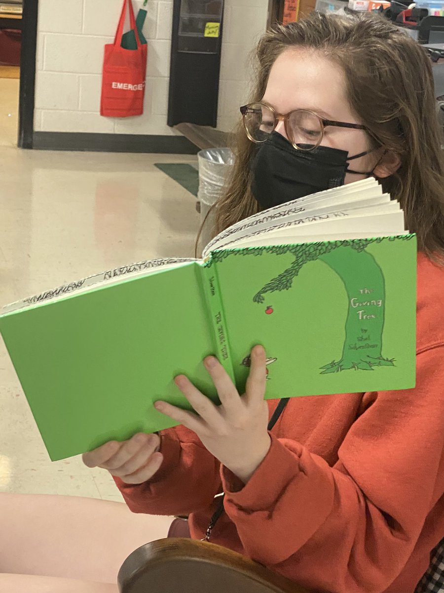 MrsJacksonDFHS's tweet photo. On our last regular day of #aplit @dutchforkhigh my seniors have cookies and celebrate reading. The lesson is that their world of possibilities opened when they learned to read. We bring it #fullcircle by sharing favorite books from childhood. https://t.co/pNE6PkuU6Q