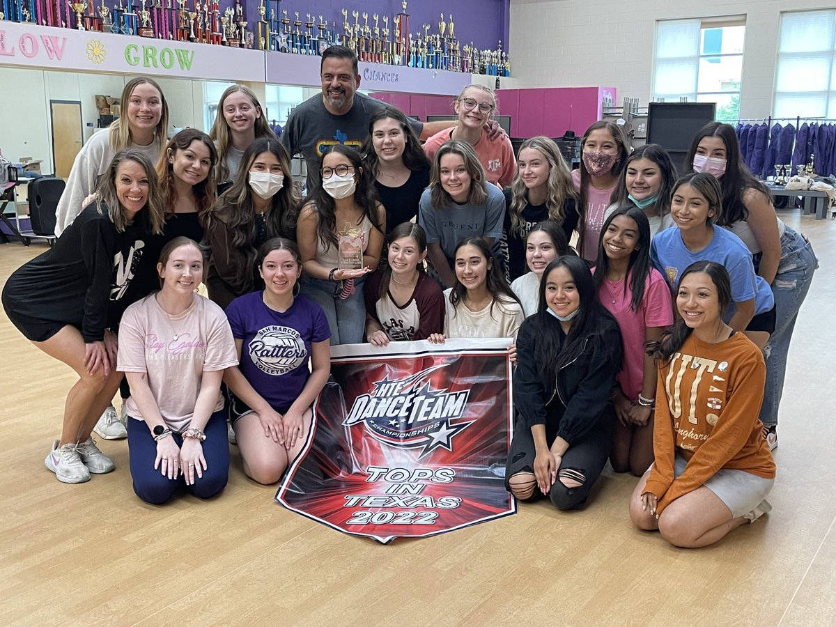 SMHSdiamondline's tweet photo. DL wraps up the 2021-2022 school year with a banquet celebrating all of their accomplishments. Not to mention the Tops In Texas banner that was delivered to us by surprise. This means that out of all the HTE contests hosted in Texas, DL was the highest scoring team! 💜 https://t.co/YEHtoY3Oe9