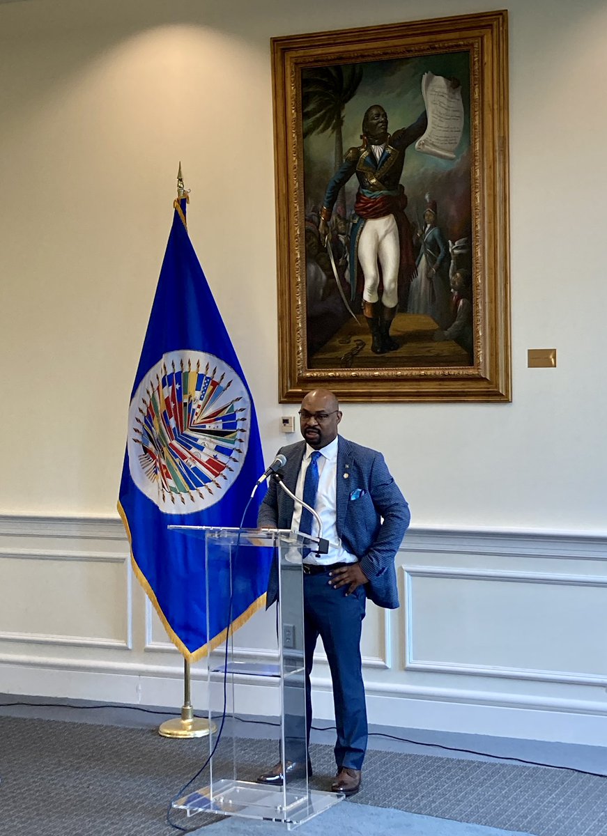 AMAmuseum's tweet photo. Ambassador Chet Donovan Neymour, Permanent Representative of the Bahamas to the OAS, speaks at the 2nd informal meeting of the OAS Cultural Diplomacy Leadership Circle. @OAS_official @JMLambert1 @adrianaospinaj
#OASart #AMAart https://t.co/R5yZOI9laJ