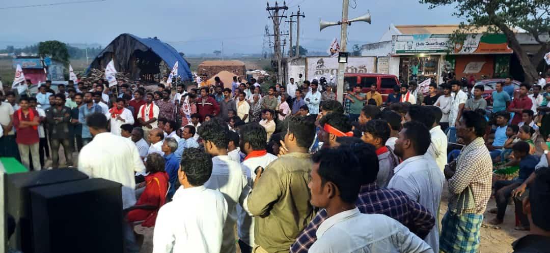 JanaSenaParty's tweet photo. పాతపట్నం నియోజకవర్గం L.N  పేట మండల 
బహిరంగ సభలో ప్రభుత్వం వంశధార నిర్వాసితుల పట్ల నిర్లక్ష్యాన్ని స్థానిక ఎమ్మెల్యే రెడ్డి శాంతి పనితీరును ఎండగట్టిన నియోజకవర్గ ఇన్చార్జ్ శ్రీ @chaitujsp గారు. https://t.co/IcmdnR9COC