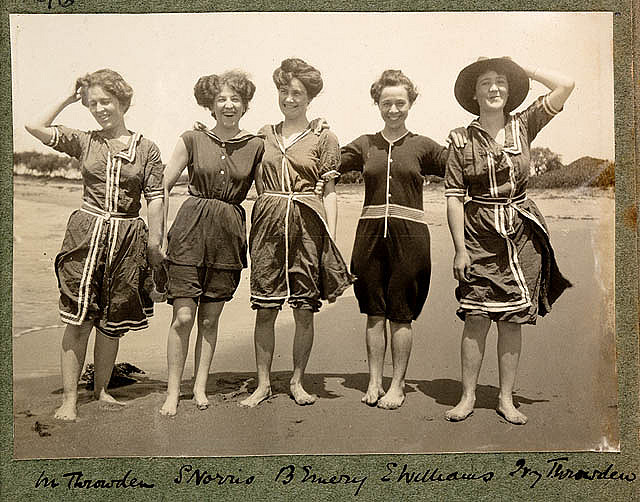 Thierry_PELTIER's tweet photo. Voici les maillots qu’on portait dans les années 1900 sur toutes nos plages...
#burkini https://t.co/J8AJ4e8NS1