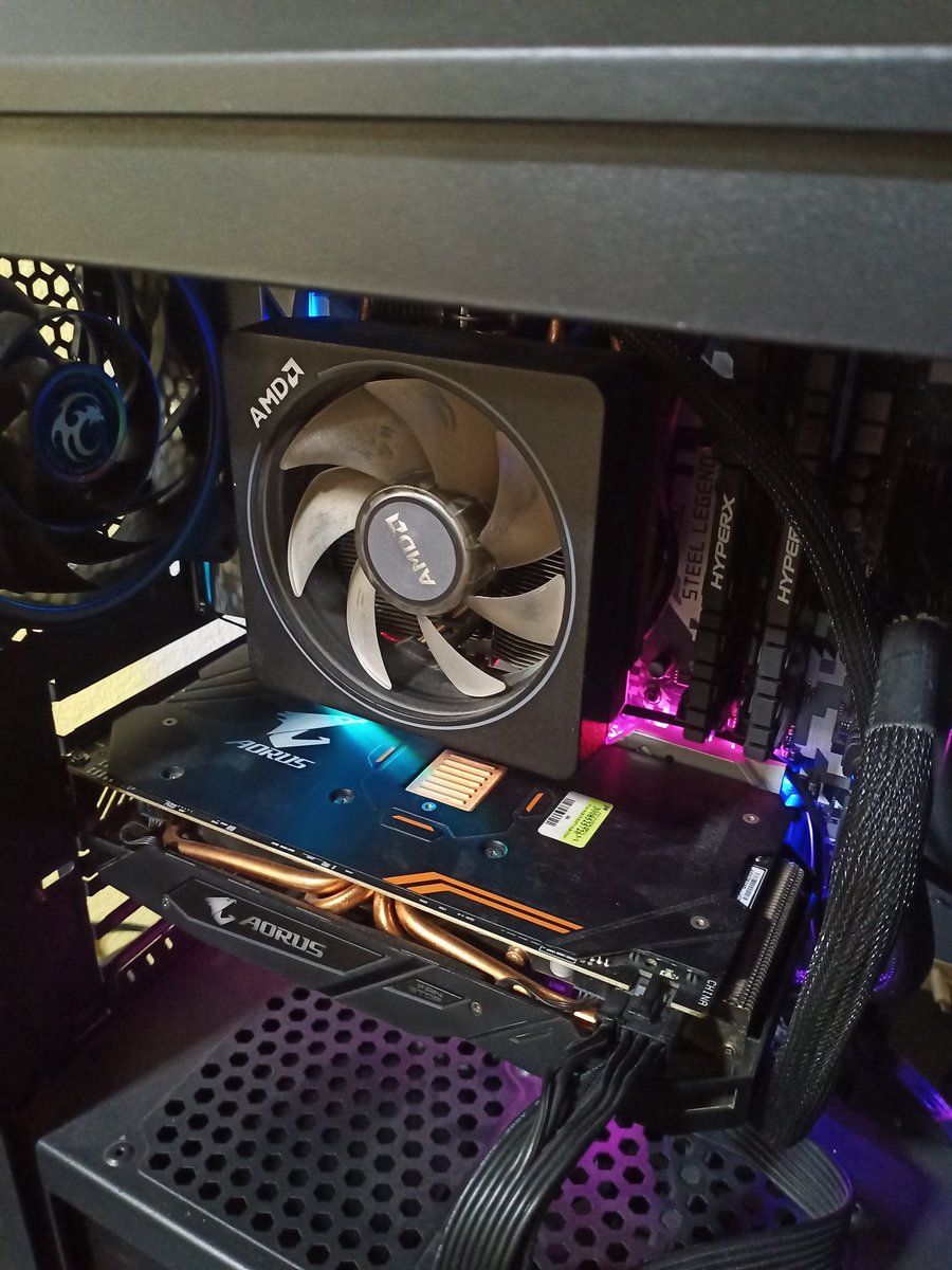 MT_SpaceStation's tweet photo. Oh no my computer it's broken😭😭 https://t.co/emFkE3kgET