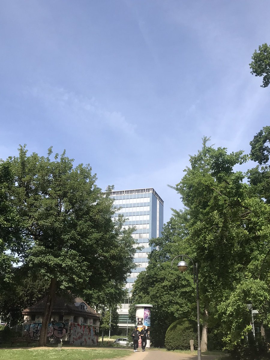 abilalahaula's tweet photo. buka galeri liat liat foto, terus sempet motoin gedung yg sama kek di sgnya jaemin, pas di zoom ternyata ada chenji 🥲 SEBENERNYA SEJAK KAPAN KALIAN JALAN DI BELAKANGKU HAH!!!! GA BERHENTI NGA NGA AKU !!!! https://t.co/PXtmEbv1I6