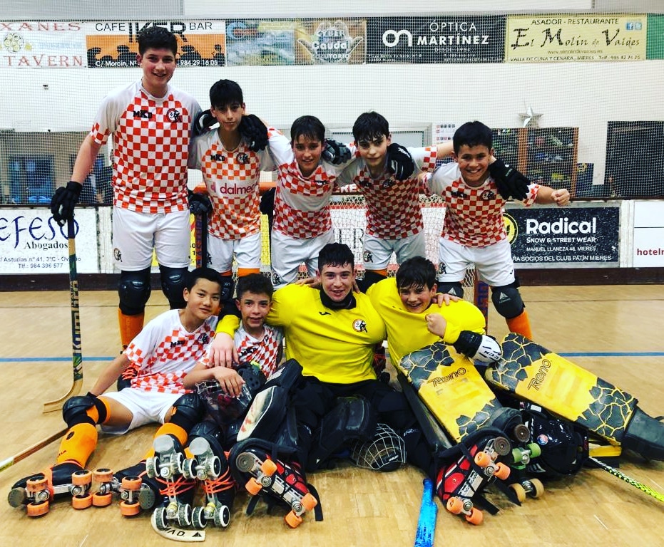 Safasp1's tweet photo. DOS ALUMNES DE 1R D'ESO, CAMPIONS D'ESPANYA D'HOQUEI

L'equip aleví del Club Hoquei Santa Perpètua, on hi juguen els nostres alumnes Alejandro de Femin i Maximilian Leitz, ha estat proclamat campió d'Espanya d'hoquei, després de derrotar al Barça a la final. Moltes felicitats! https://t.co/kiBYWyoI2Z