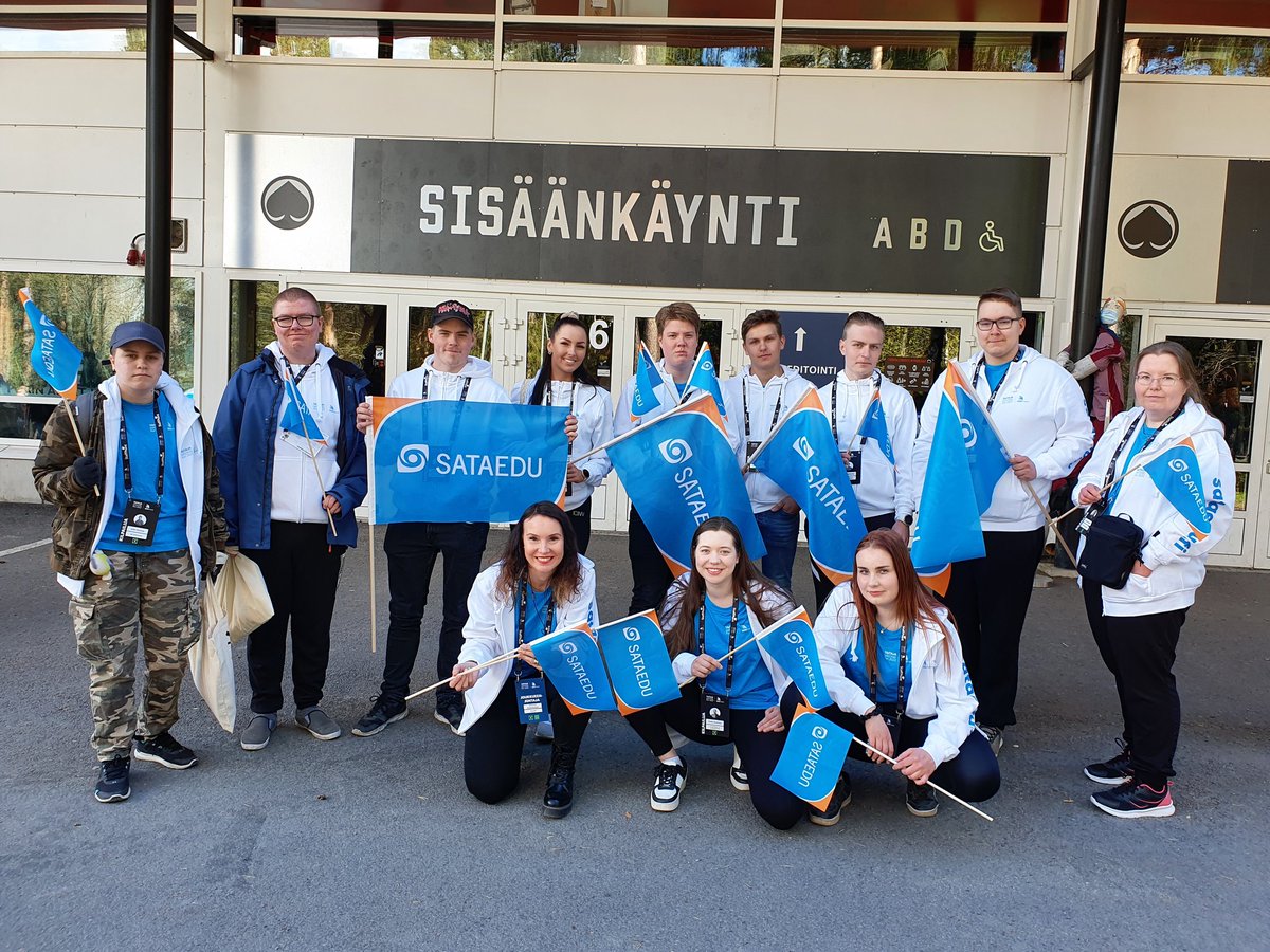 Sataedu's tweet photo. Sataedun tähän asti suurin Taitaja-joukkue on valmis kilpailuun! Se ei vain näytä hyvältä, vaan osaamista on roppakaupalla mukana. Tsemppiä kaikille kilpailijoille! #Sataedu #AmmatillinenKoulutus #taitaja2022 #finalistit #työniloa https://t.co/lwATT9CH7y