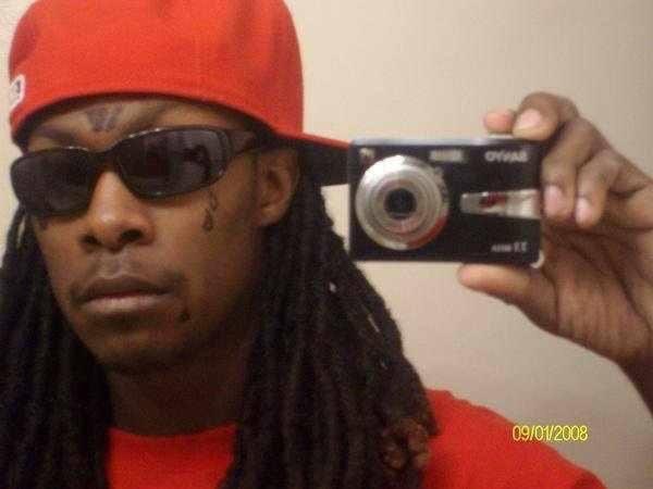 JanatisSnagz's tweet image. We got a fake Drake (#IzzyDrake) and fake Durk (#Perkio) shit people use to say I favor Lil Wayne maybe I should try it 😂 (#WeezyWee) get that 💰 (these pics are old it was for Halloween when I was in my mid 20’s)