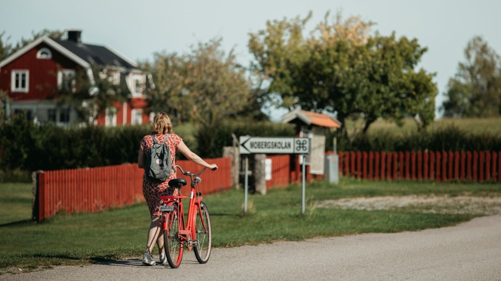 Storyspot's tweet photo. Hur var Vilhelm Moberg som barn? Vad fick honom att bli författare? Och vad tänkte egentligen de riktiga utvandrarna innan de gav sig av mot Amerika? Nya berättelser längst Utvandrarleden finns nu i Storyspot. https://t.co/bobF2Lh4m2 https://t.co/thUFhSu5Um