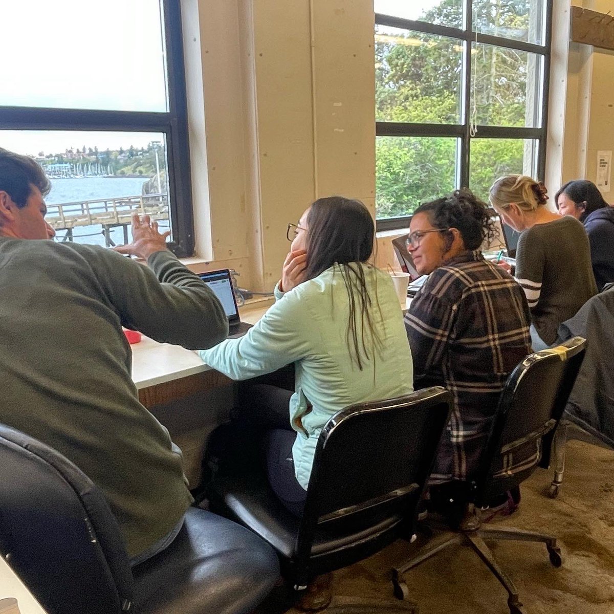 NU_ThreeSeas's tweet photo. For their final projects, students proposed and conducted their own experiments ranging from the lab to the tide pools to the entire harbor! 

📚: Changing Global Oceans 
🧑‍🏫: @steve_doo 
📸: @its_scuba_shan &amp; Lauren Tisdale
#nuexperience #cosconnects #3Cs41 #fridayharborlabs https://t.co/IyHwM0gSTr