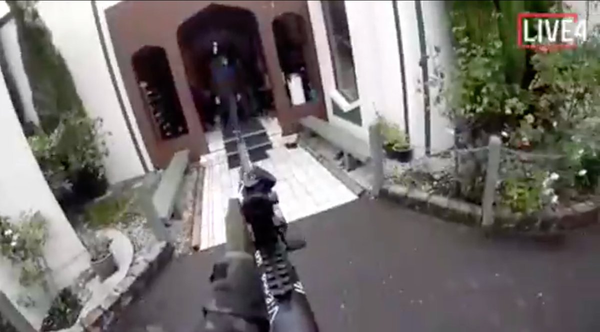 As imagens dos ataques também são fundamentais para que ganhem visibilidade. Gendron se utilizou da plataforma de streaming Twitch para transmitir ao vivo o massacre. Em Christchurch 🇳🇿, em 2019, o terrorista abriu uma live no Facebook para fazer o mesmo (+)