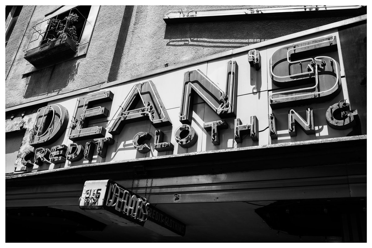 lightshadowhtx's tweet photo. DEAN’S #historichouston #streetphotography #LeicaQ2 https://t.co/SncYHQ14Go