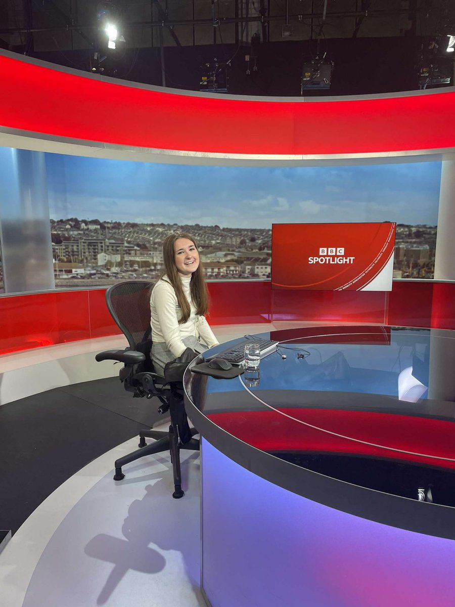trudgeon_molly's tweet photo. Had so much fun seeing the BBC spotlight TV studio today, amazing to see the live news bulletin too! @affinity_may @BBCDevon @MrJustinLeigh #bbcspotlight #bbcdevon https://t.co/S7CEldR9lr