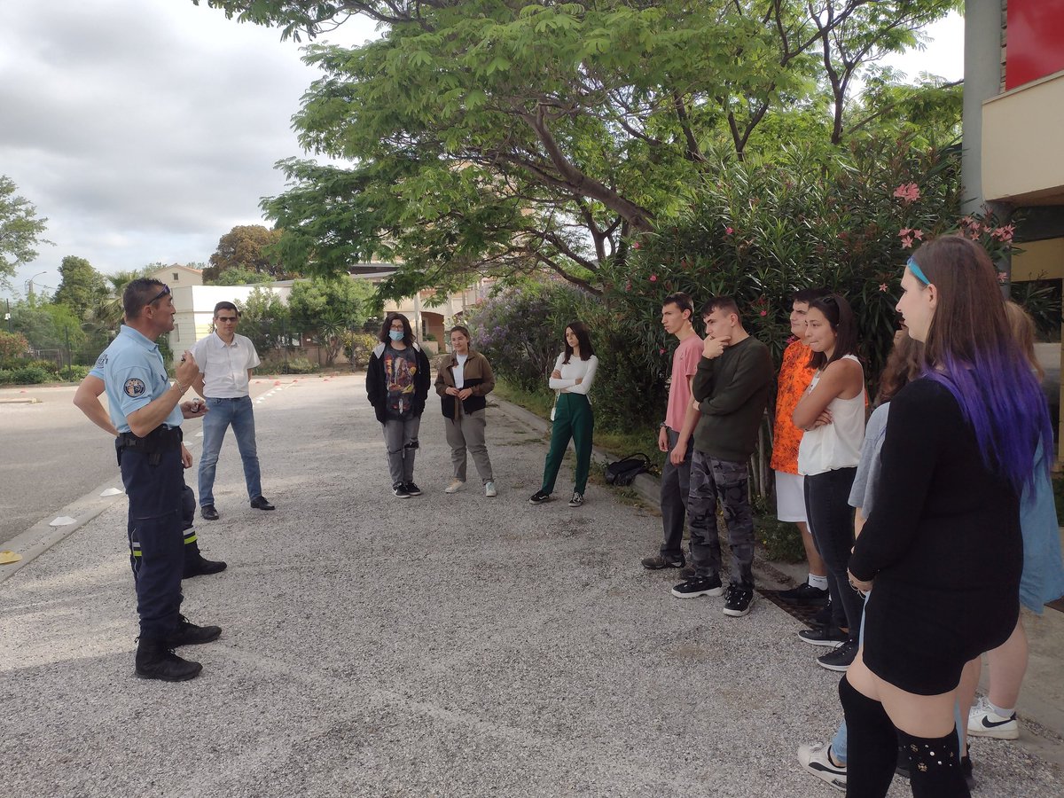 DominiqueDurini's tweet photo. @GroupamaMed la Fédération des P.O lance une opération de prévention routière d'envergure Régionale " 10 de conduite jeune " au Lycée Agricole de Rivesaltes. Cette action encadrée par les gendarmes se terminera mercredi matin pour une remise de prix. https://t.co/II3HixIk2q